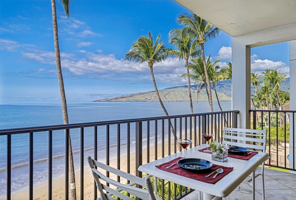 Outdoor dining - Kihei Beach #406 – Panoramic Ocean Views and Relaxed Luxury (Kihei)