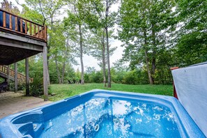 Outdoor spa tub - Dog Friendly Retreat w/ Indoor Pool, Hot Tub & Spa (Mchenry)