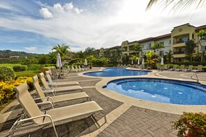 Pool - Luxury Family Condo, access to Amenities, Beach club + Concierge Service (Herradura)