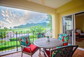 Outdoor dining - Luxury Family Condo, access to Amenities, Beach club + Concierge Service (Herradura)