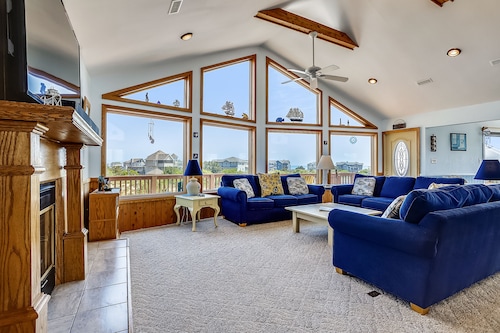 Oceanside:  2 minute walk to beach!  Private pool, Tiki bar, Hot Tub! Sat.-Sat.