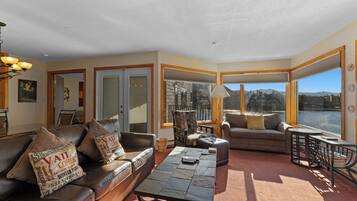 TV, lareira, DVD player