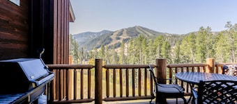 💎 Deluxe Hot Tub W/ Stunning Views | Custom Decor | Across From Ski Resort