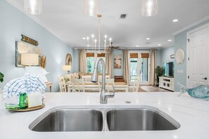 Een smart-tv, een dvd-speler en een muziekbibliotheek