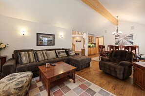 Fernseher, Kamin, Videospiele, DVD-Player