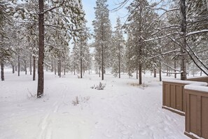 Property grounds - 9 Hoodoo - Located on Ft Rock Park, SHARC Passes, Ping Pong, Hot Tub, Fireplace (Sunriver)