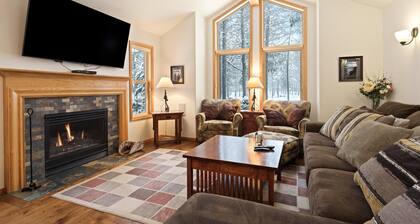 9 Hoodoo - Located on Ft Rock Park, SHARC Passes, Ping Pong, Hot Tub, Fireplace