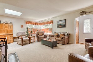 TV, fireplace, DVD player, books