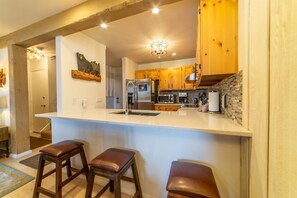 Fridge, microwave, oven, stovetop - Ski-In/Out Pet-Friendly Condo w/ Spa, Pool 381 (Mammoth Lakes)