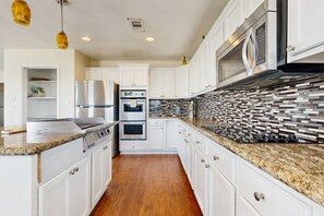 雪櫃、微波爐、焗爐、爐具