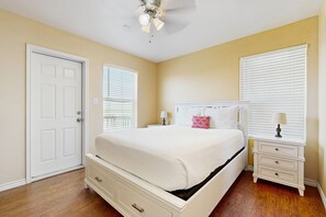 3 bedrooms, iron/ironing board, internet, bed sheets