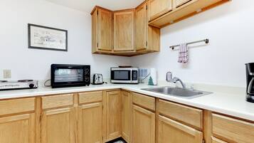 Fridge, microwave, oven, coffee/tea maker