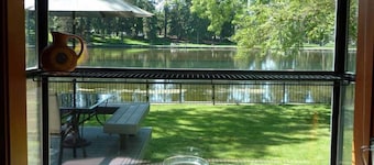 Mirror Pond - ViihtyisÀ mökki, joka istuu Peililammikolla - Upeat nÀkymÀt Deschutes-joelle!