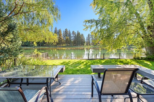 Mirror Pond - Cozy Cabin Directly on Mirror Pond - Deschutes River!