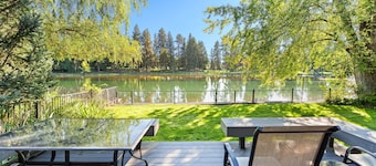 Mirror Pond - Cozy Cabin Directly on Mirror Pond - Deschutes River!