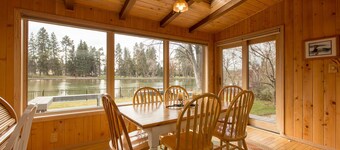 Cozy Cabin Directly on Mirror Pond - Deschutes River!