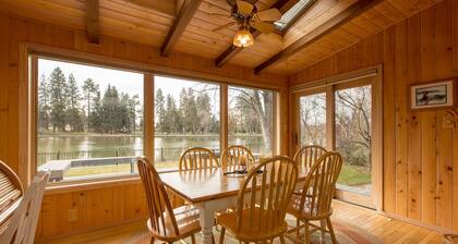 Cozy Cabin Directly on Mirror Pond - Deschutes River!