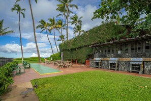 Outdoor dining - Waiohuli Beach Hale D-114 Oceanfront Complex with Garden View, Steps to Beach (Kihei)