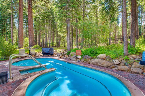 ¡Buen alojamiento, acceso a piscinas, bañera de hidromasaje y tenis, cerca del esquí!