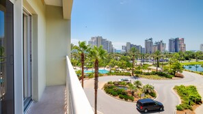 Property grounds - Studio Unit ~ Close to Beach ~ Community Pool (Miramar Beach)