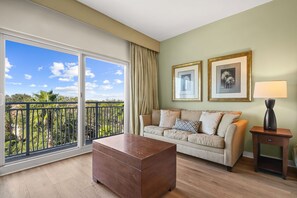 Living area - Studio Unit ~ Close to Beach ~ Community Pool (Miramar Beach)