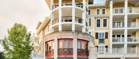 المنشأة من الخارج