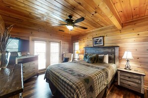 5 bedrooms, iron/ironing board, Internet, bed sheets