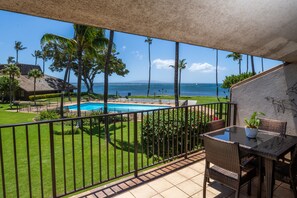 Outdoor dining - Ma'alaea Surf, Unit G10, 2BR Beachfront Condo, AC, Wi-Fi, Pool, TV, Kitchen (Kihei)