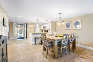 Dining - Walk to Beach Club, Pet Friendly, Open Plan and Golf View (Hilton Head Island)