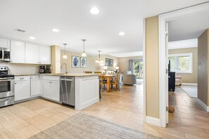 Jääkaappi, mikroaaltouuni, liesi, astianpesukone