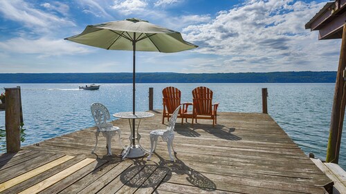 Below the Vineyard: Ideal Lakeside Retreat!