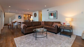 Télévision à écran plat, cheminée, lecteur de DVD