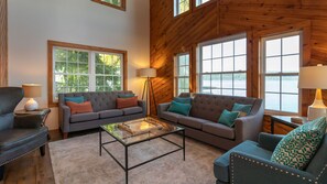 Télévision à écran plat, cheminée, lecteur de DVD