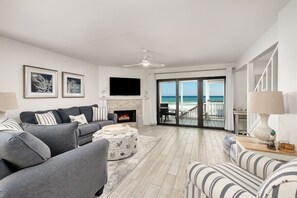 Una televisión, una chimenea, un reproductor de DVD