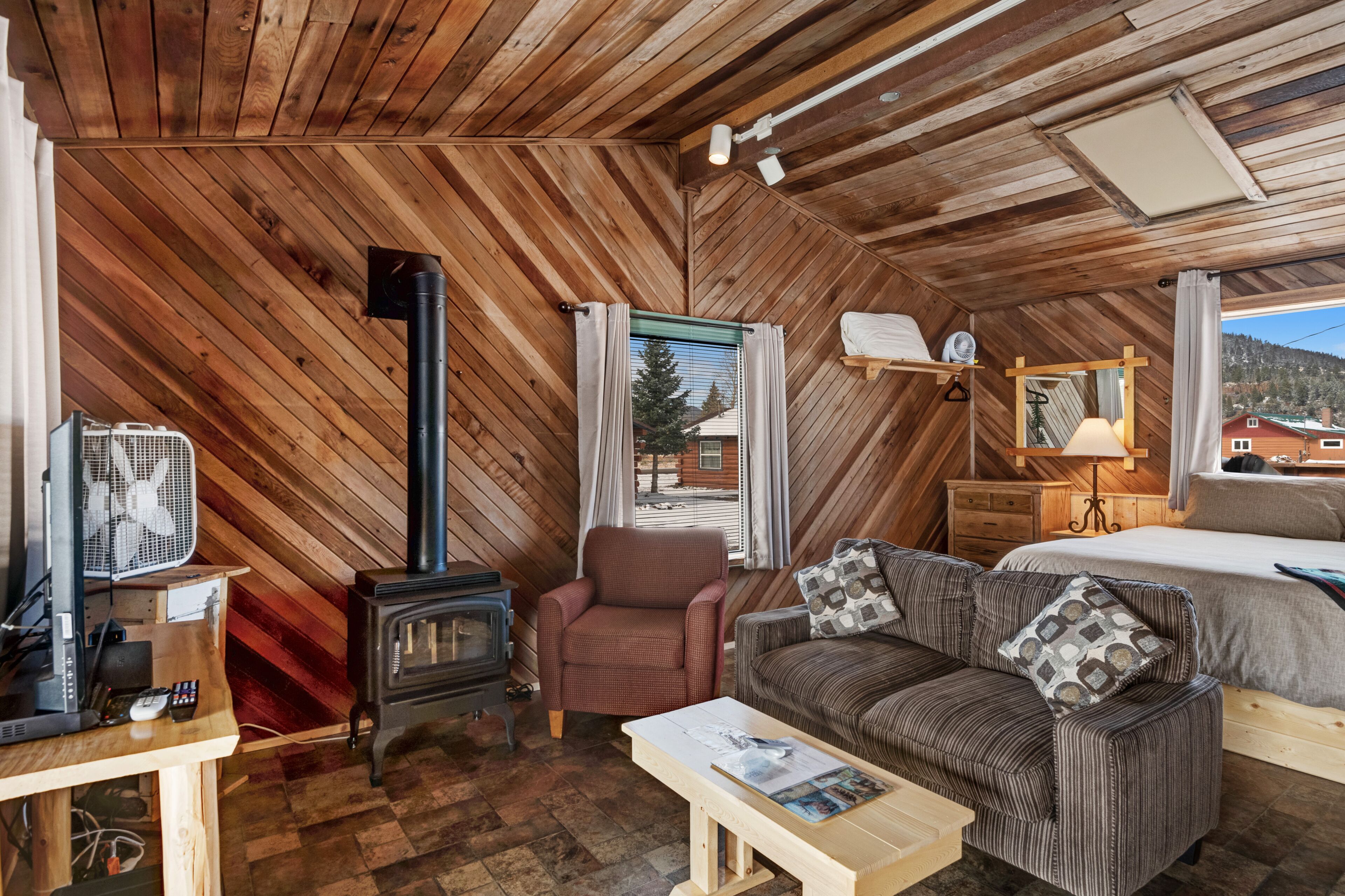 Rustic dog-friendly cabin with kitchen, WiFi, private hot tub & easy ski access