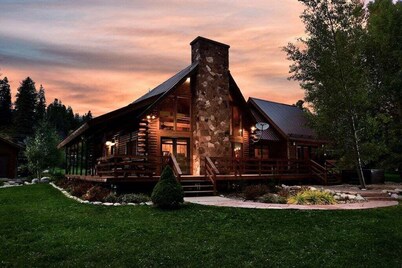 Stunning Riverside Cabin, Private Hot Tub, Spacious Yard, Grill