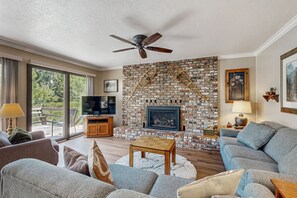 Een televisie, een open haard en een dvd-speler