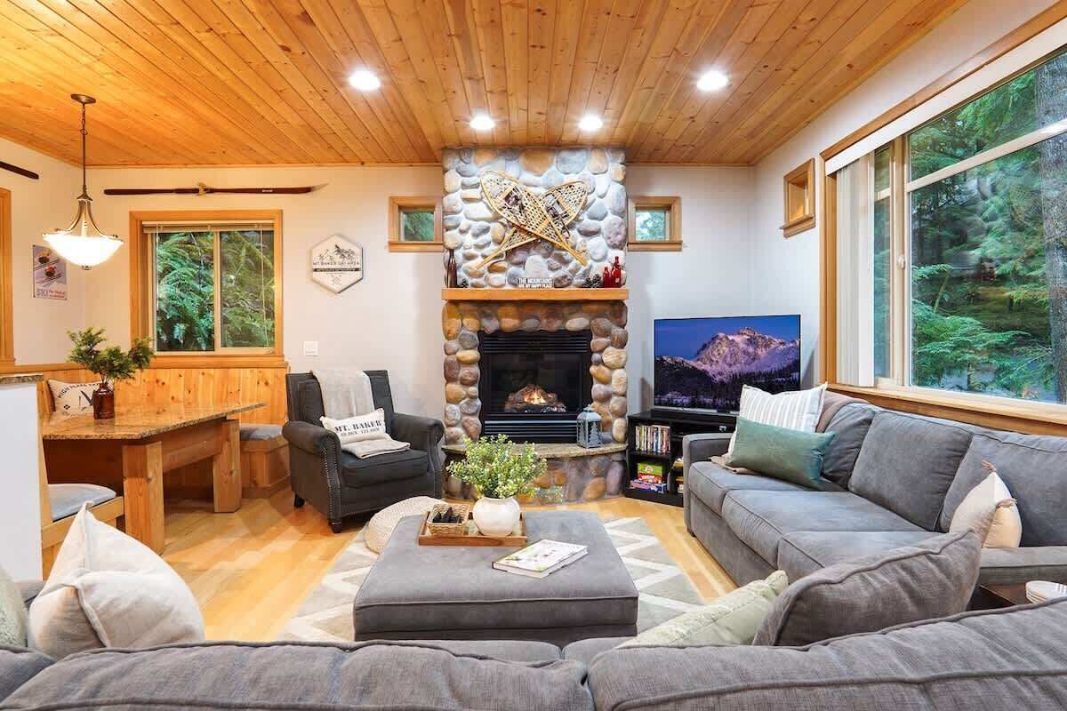 Smart TV, chimenea y oficina 