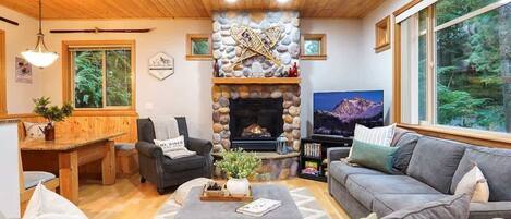 Smart TV, chimenea y oficina