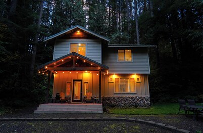 Mt Baker Basecamp w/ Foosball, Fireplace & Hot tub! Minutes to the Slopes!