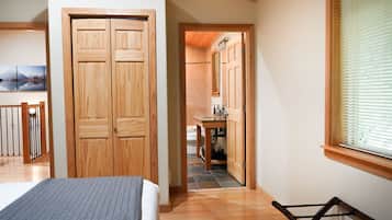 3 bedrooms, iron/ironing board, travel crib, free WiFi