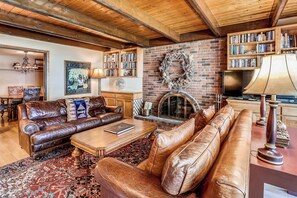 TV, fireplace, DVD player, books