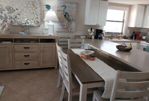 Jääkaappi, mikroaaltouuni, astianpesukone, kahvin-/teenkeitin