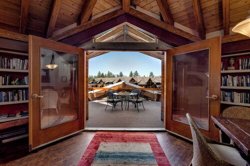 Downtown Penthouse – Luxury Living with Hot Tub, Steps from Heavenly Village!