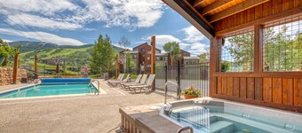 YlimmÀn kerroksen parvi w / jaettu uima-allas ja poreallas - vain askeleen Gondola-aukiolle