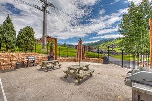 Outdoor dining - Top Floor Loft with Free WiFi, Shared Pool & Hot Tub - Steps to Gondola Square (Steamboat Springs)