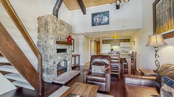 Een televisie en een open haard