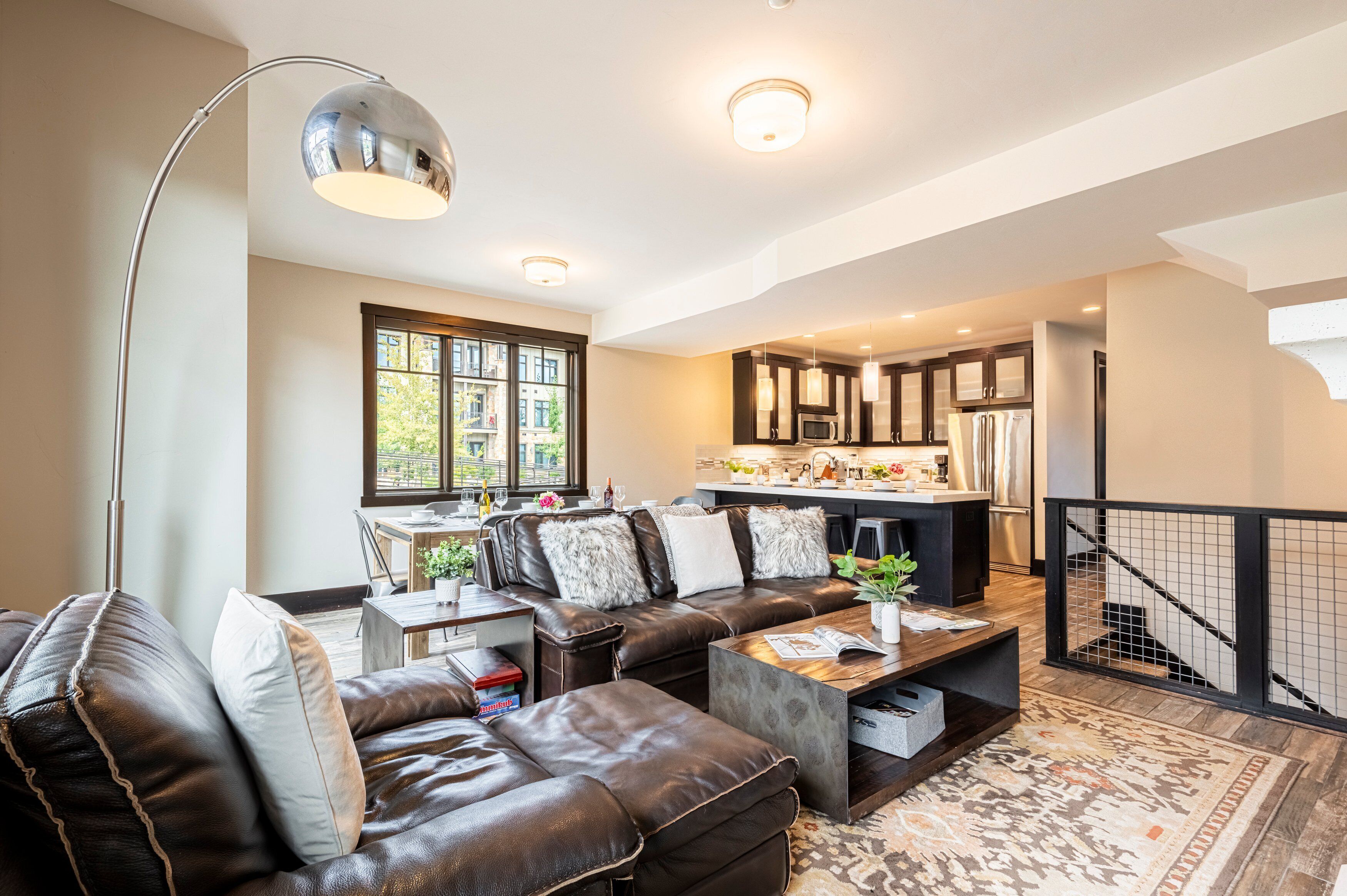 Tv, eldstad och en stereo