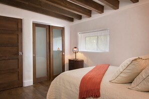 2 habitaciones y tabla de planchar con plancha