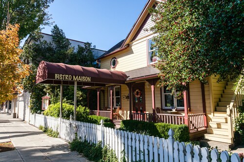 Lovely condo near downtown activities w/central AC, WiFi, & private washer/dryer